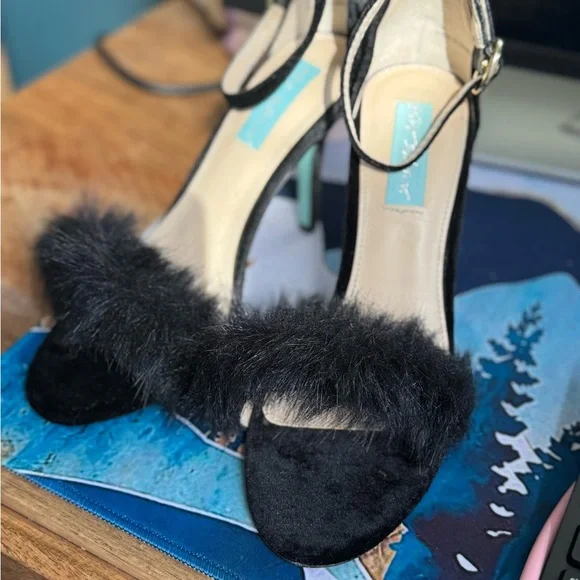 EUC | Betsey Johnson | Nolte Velvet Fuzzy Heels - Picture 6 of 7